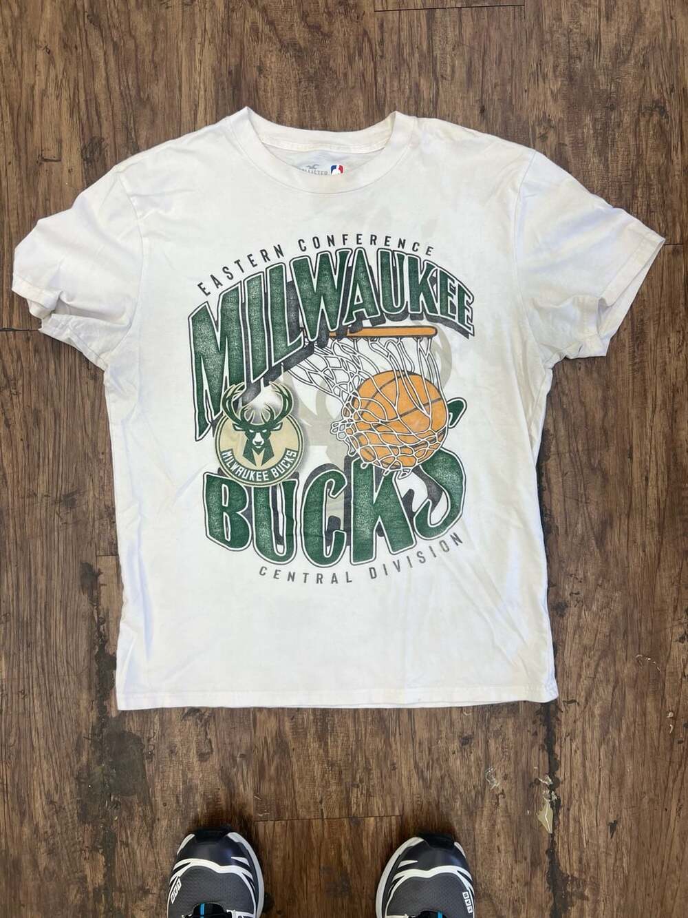 Hollister Milwaukee Bucks NBA Eastern Conference Central Division Graphic T-Shir
